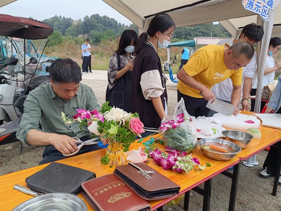 黃山旅游管理學(xué)校組織烹飪專業(yè)師生 參加中國(guó)農(nóng)民豐收節(jié)