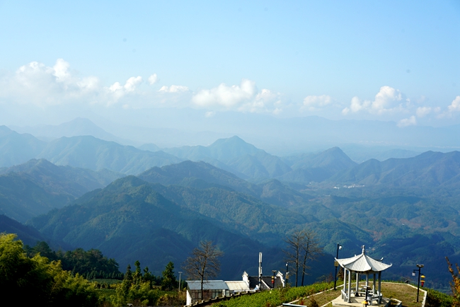 美麗家鄉(xiāng)紅色行 青春綻放共相聚 ——黃山旅游管理學(xué)校組織青年教師開(kāi)展健身徒步活動(dòng)