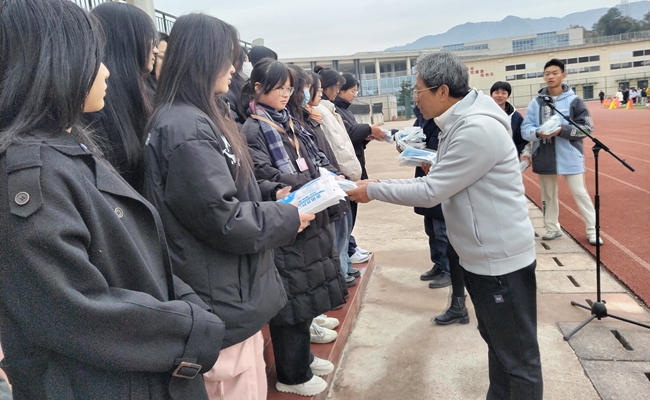 黃山旅游管理學(xué)校開展預(yù)防冬季傳染病宣傳與關(guān)愛活動(dòng)